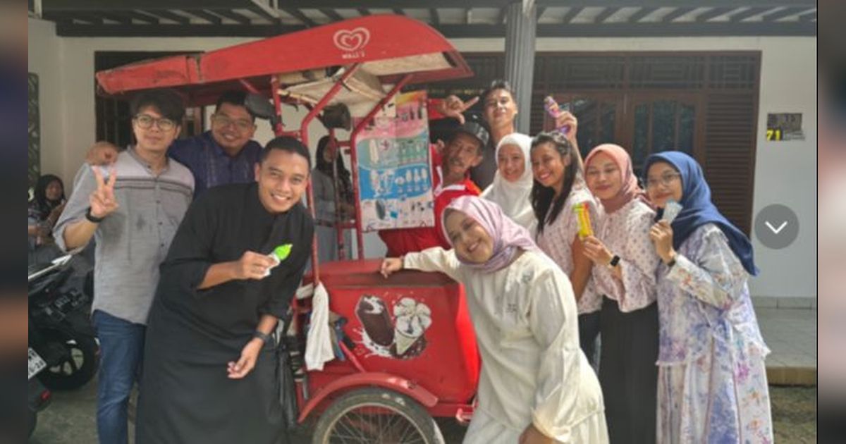 Nostalgia Masa Kecil, Satu Keluarga Foto Lebaran Bareng Penjual Es Krim yang Sama 14 Tahun Lalu