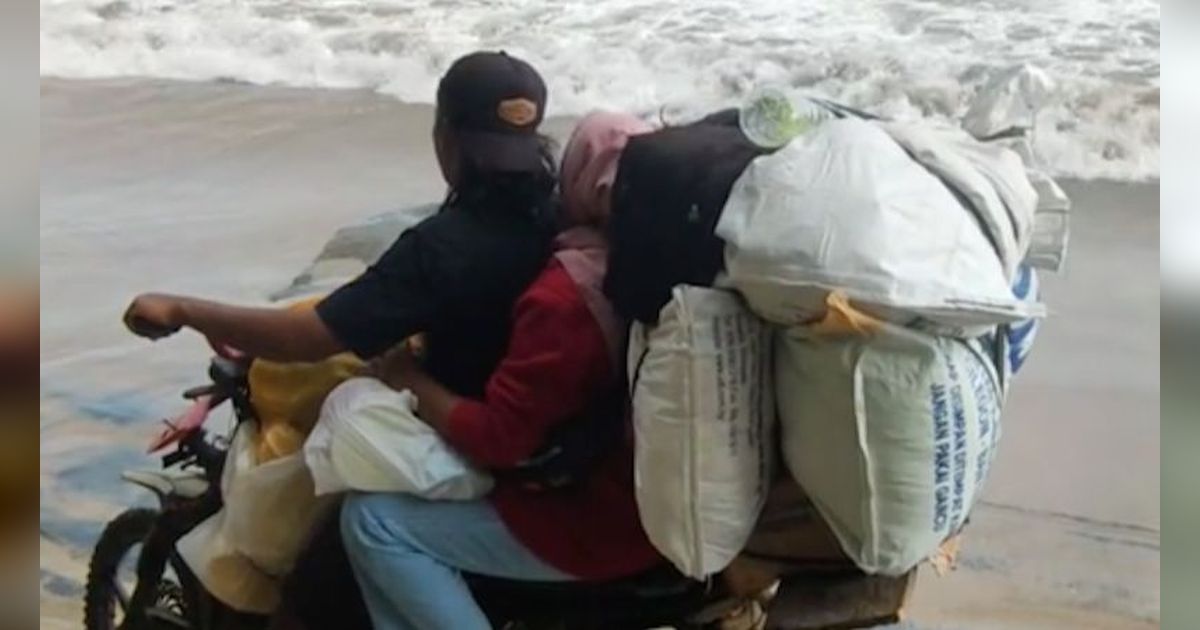 Uji Nyali Warga Desa, Potret Masyarakat Lampung Terpaksa Hadapi Ombak Pantai usai Belanja di Pasar