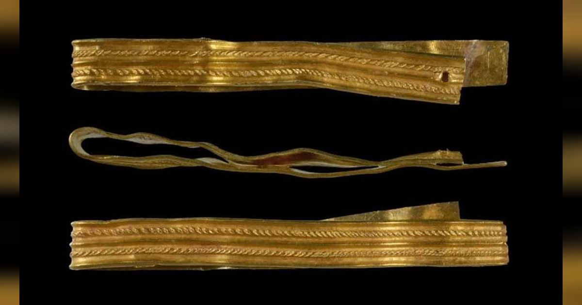 Jalan-Jalan di Ladang, Bocah 12 Tahun Temukan Gelang Emas Romawi Berusia 2.000 Tahun