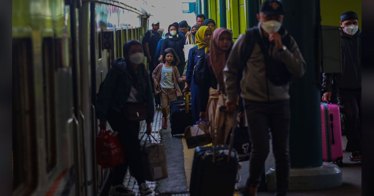 FOTO: Suasana Stasiun Gambir Masih Dipadati Pemudik Arus Balik pada H+6 Lebaran