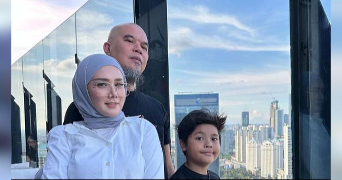 Potret Mesra Ahmad Dhani dan Mulan Jameela, Pose Tangannya Jadi Ledekan Netizen