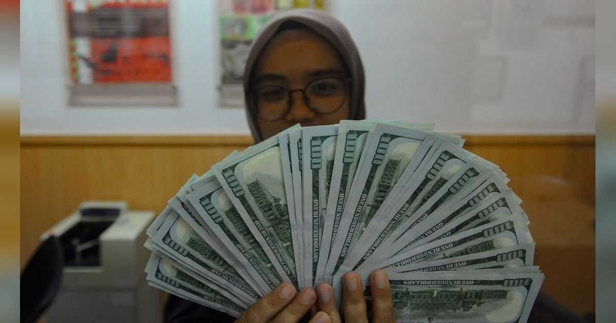 FOTO: Nilai Tukar Rupiah Terus Melemah, Kini Lampaui Rp16.100 per Dolar Amerika Serikat