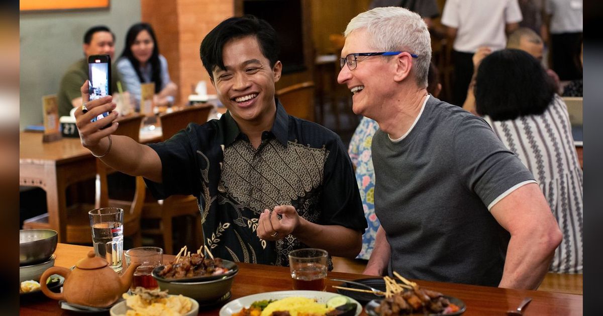 Tim Cook Sudah Sampai di Indonesia, Unggah Foto sedang Makan Sate Ayam