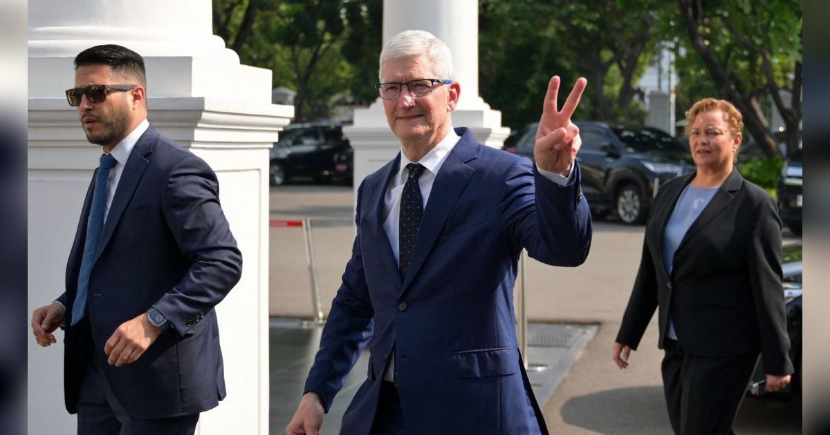 FOTO: Gaya CEO Apple Tim Cook Bertemu Jokowi, Tampil Rapi hingga Acungkan 2 Jari