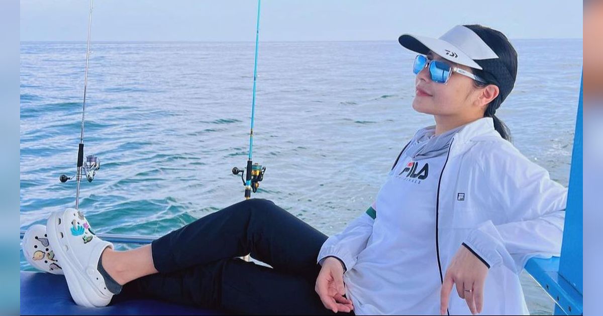 Pilihan Outffit Prilly Latuconsina Saat Memancing, Tetap Modis di Tengah Laut
