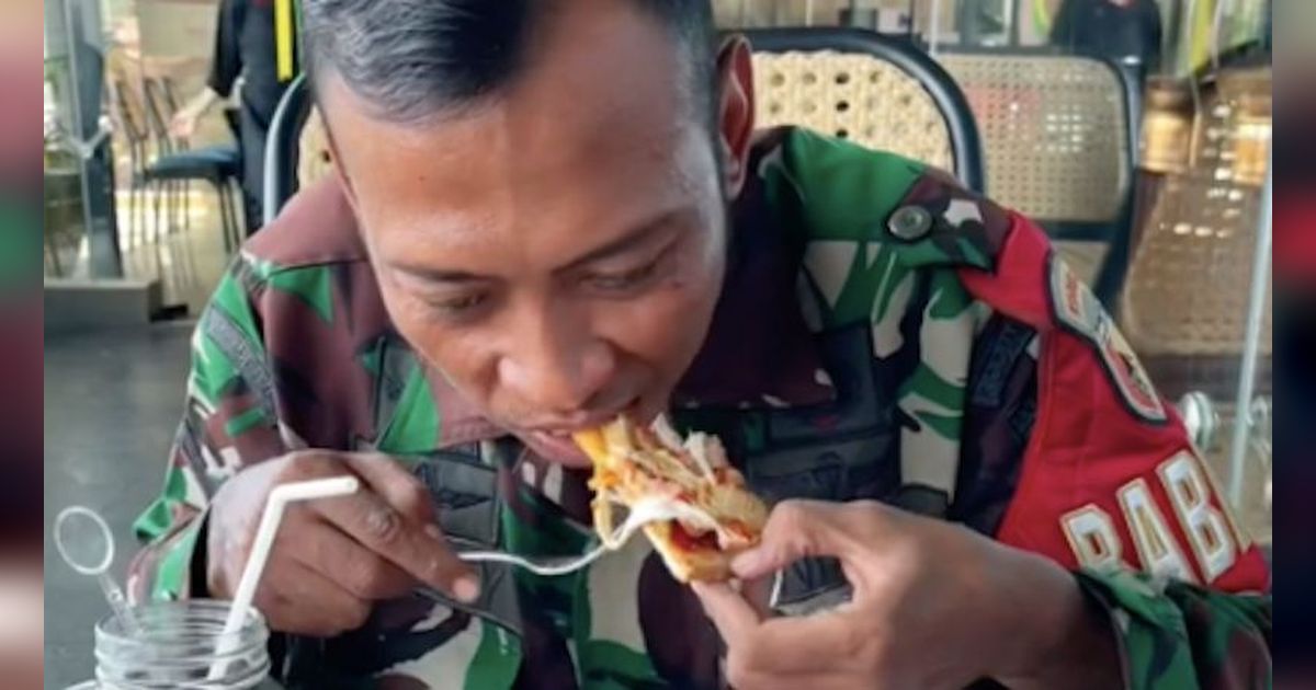 ⁠Muka Babinsa Ini Pucat Saat Makan Pizza, 'Enggak Ndan, Biar Saya Sikap Tobat Saja'