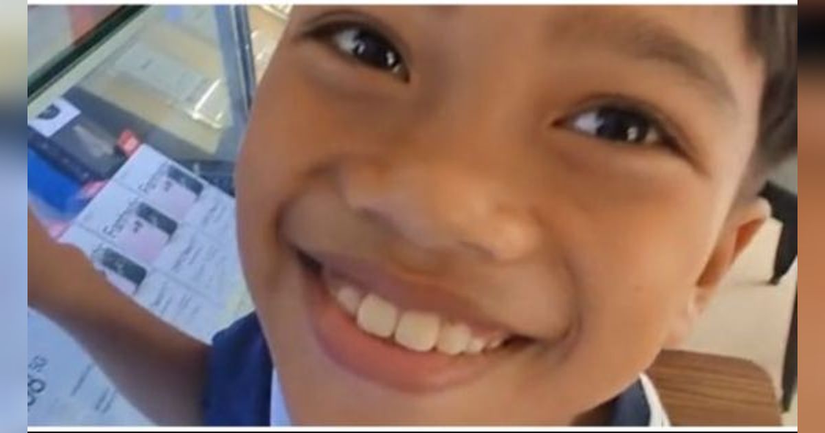 Momen Anak Kecil Senang karena Bisa Beli HP Pakai Uang Tabungannya Sendiri Ini Viral, Curi Perhatian