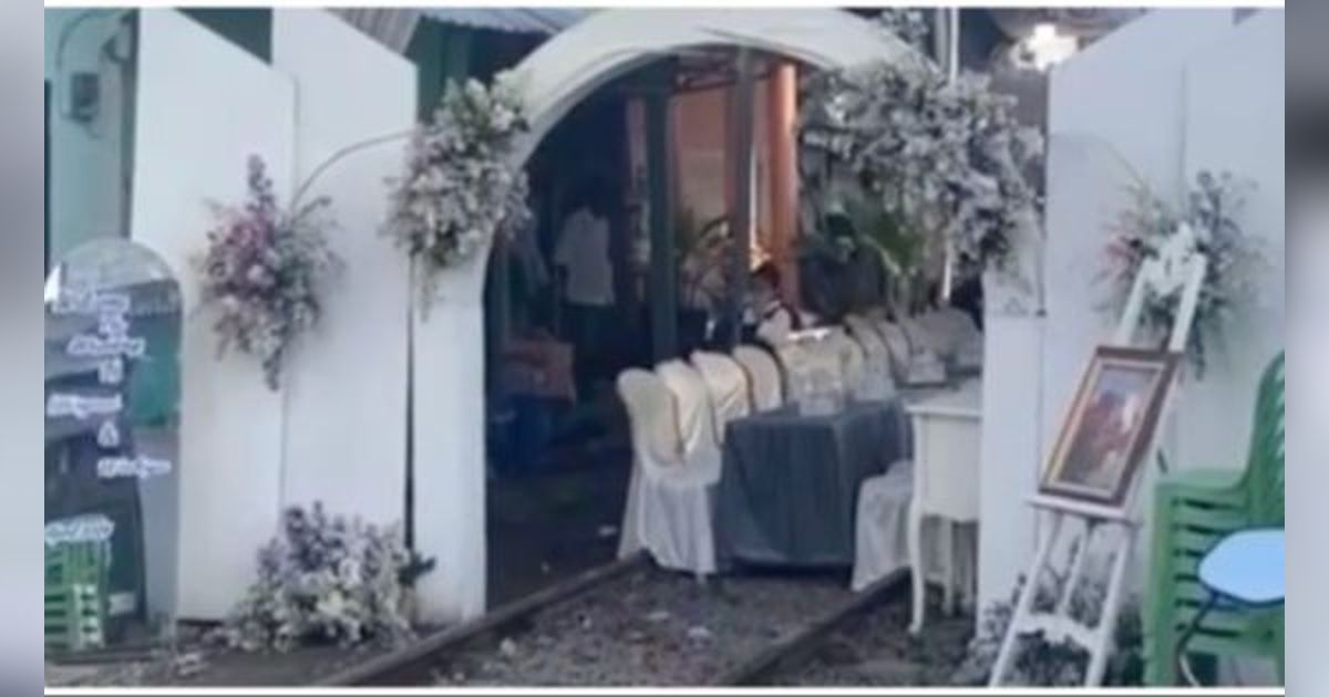 Viral Acara Pernikahan Digelar di Atas Rel Kereta Api, Begini Penampakannya