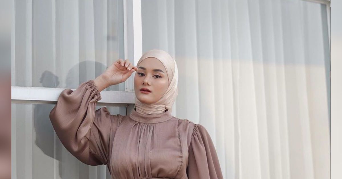 Nongkrong Bareng Si Manis dari Kali Biru, Penampilan Dinda Hauw Curi Perhatian