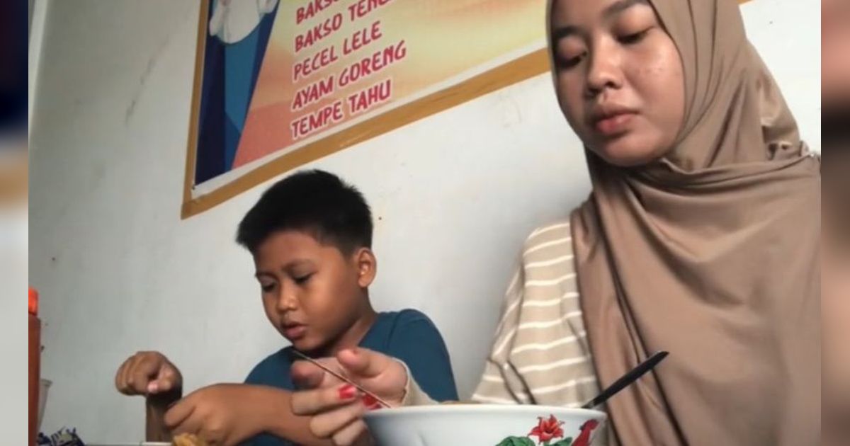 Beri Kejutan Adik Handphone Baru, Aksi Manis Kakak Perempuan Ini Banjir Perhatian