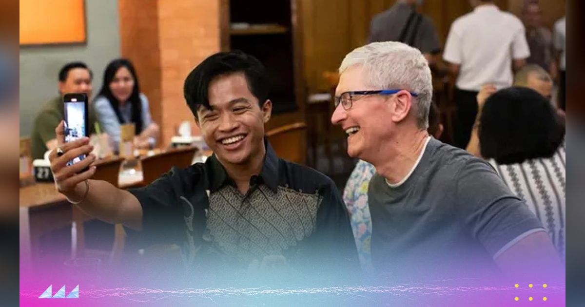 Momen CEO Apple Tim Cook Acung Dua Jari Sebelum Bertemu Jokowi di Istana