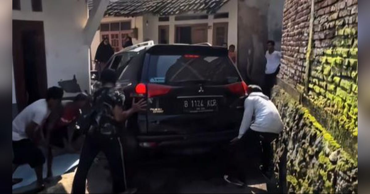 Niat Hindari Kemacetan, Mobil Ini Cari Jalan Tikus Pakai Google Maps Malah Terjepit di Gang Sempit