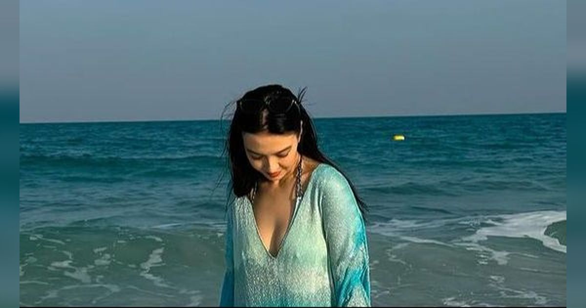 Tampil Cantik Sambil Nikmati Deburan Ombak di Pantai, Busana Raline Shah Bikin Salfok