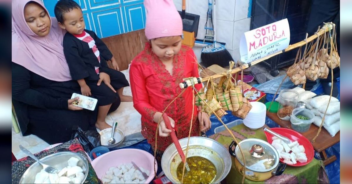 Keseruan Riyoyo Kupat Mini di Surabaya, Anak-anak Jual Aneka Makanan Minuman Bisa Dibeli Tanpa Uang