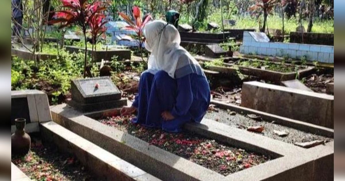 Kumpulan Semut Bentuk Lafaz Allah di Atas Pusara Ibunda, Anak Ungkap Amalan Almarhumah Selama Hidup yang Bikin Takjub
