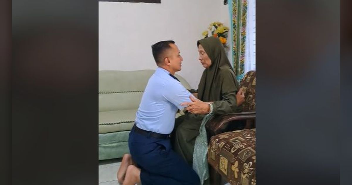 Sujud di kaki sang Ibu, Perwira TNI AU Ini Jadi Sorotan Naik Pangkat Menjadi Kolonel 'Untuk Almarhum Bapak Semoga Engkau Bangga'