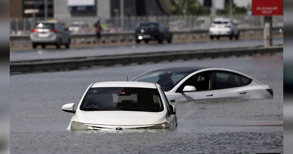 FOTO: Penampakan Mobil-Mobil Terendam Banjir Langka di Dubai Usai Hujan Paling Ekstrem dalam 75 Tahun