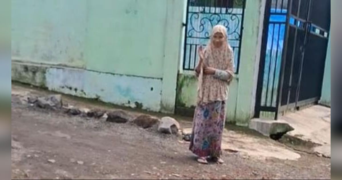 Momen Haru Pemudik Tinggalkan Ibu di Kampung Saat Arus Balik, Jalan Duluan Depan Gang Demi Antar Anak Sampai Tidak Kelihatan