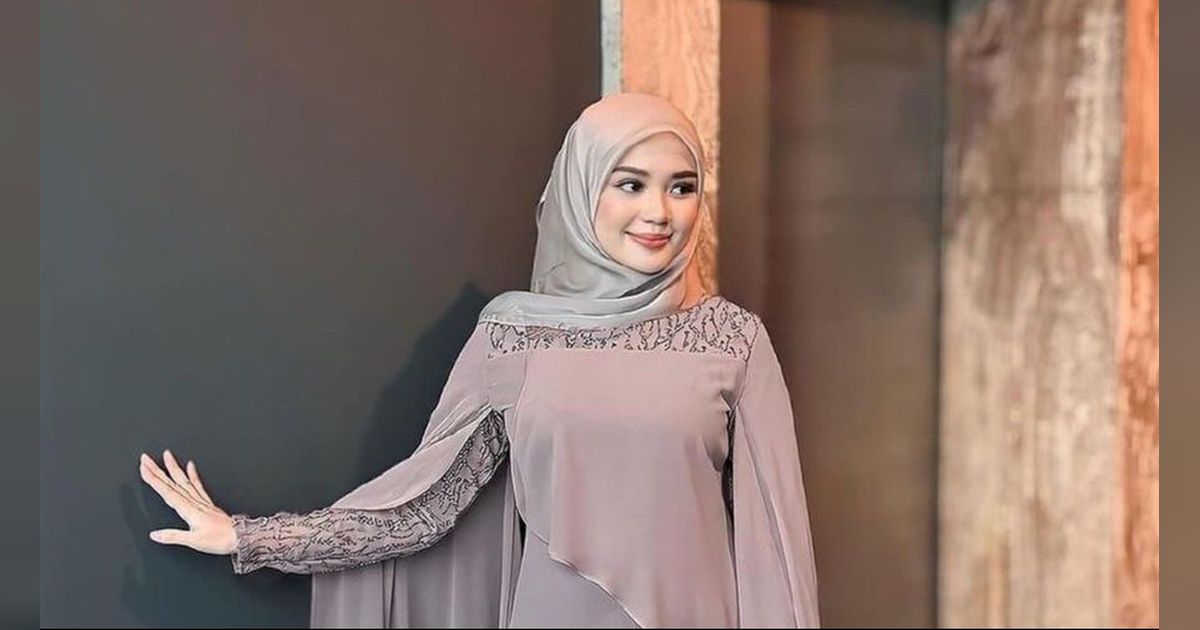 3 Inspirasi Look Feminin untuk Halal Bi Halal dengan Tule Dress