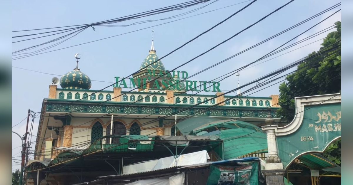 Sisi Unik Masjid Jami Assuruur Kebon Jeruk, Bangunannya Khas Belanda Berhias Kayu Jepara