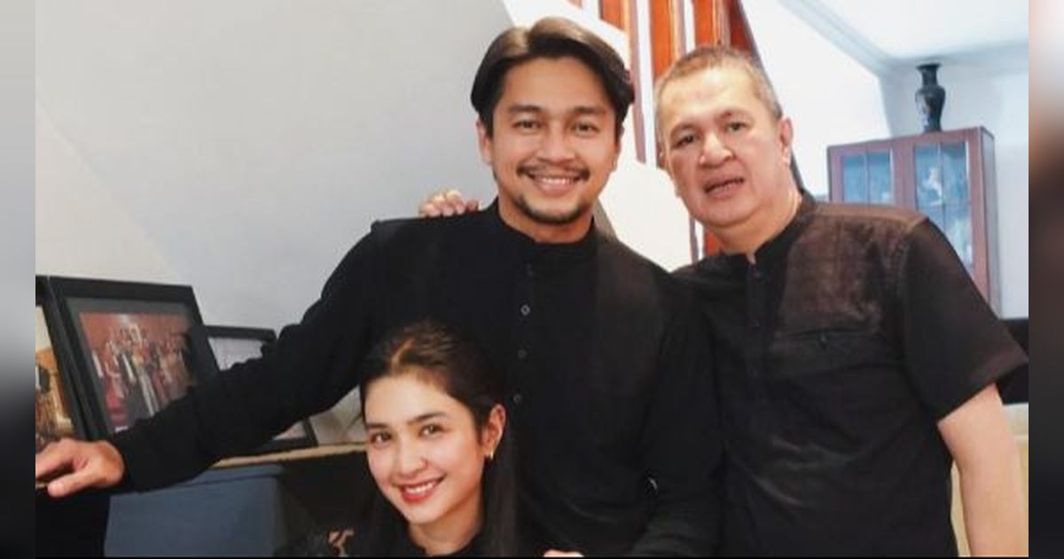 Anut Keyakinan Berbeda, Ini Sosok Ayah Mikha Tambayong Kala Temani Deva Mahendara Berlebaran