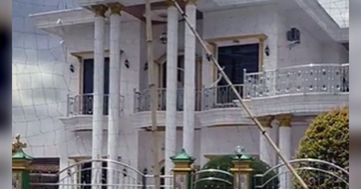 Dikira Miskin, 8 Potret Rumah Nenek Pencari Daun Ini Megah Bak Istana, Ada 2 Patung Kuda Raksasa!