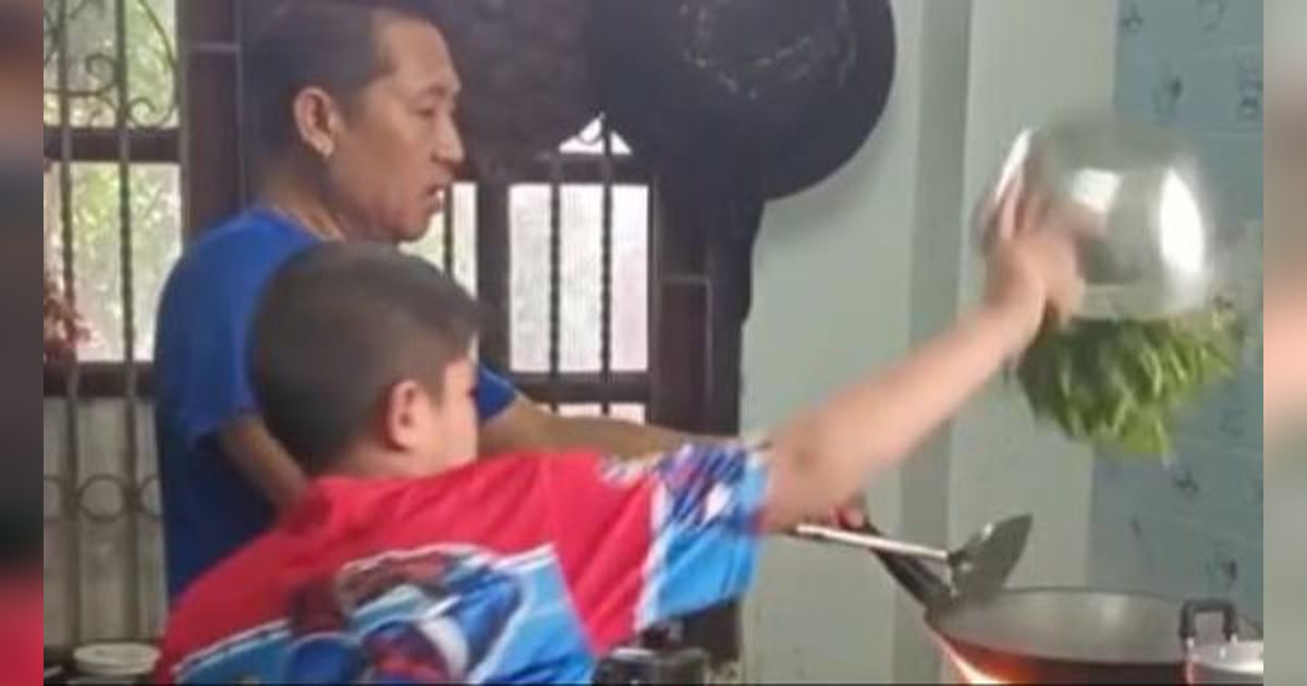 Momen Ngakak Anak dan Ayah Masak di Dapur, Sayur Kangkung yang Masuk Wajan Tinggal 16%, Sisanya Jadi Hikmah