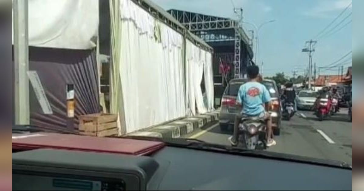 Viral! Jalan Utama Jalur Mudik Ditutup, Dikira Ada Apa Ternyata Sebagian Dipakai Buat Tenda Pesta Pernikahan dan Panggung Hiburan