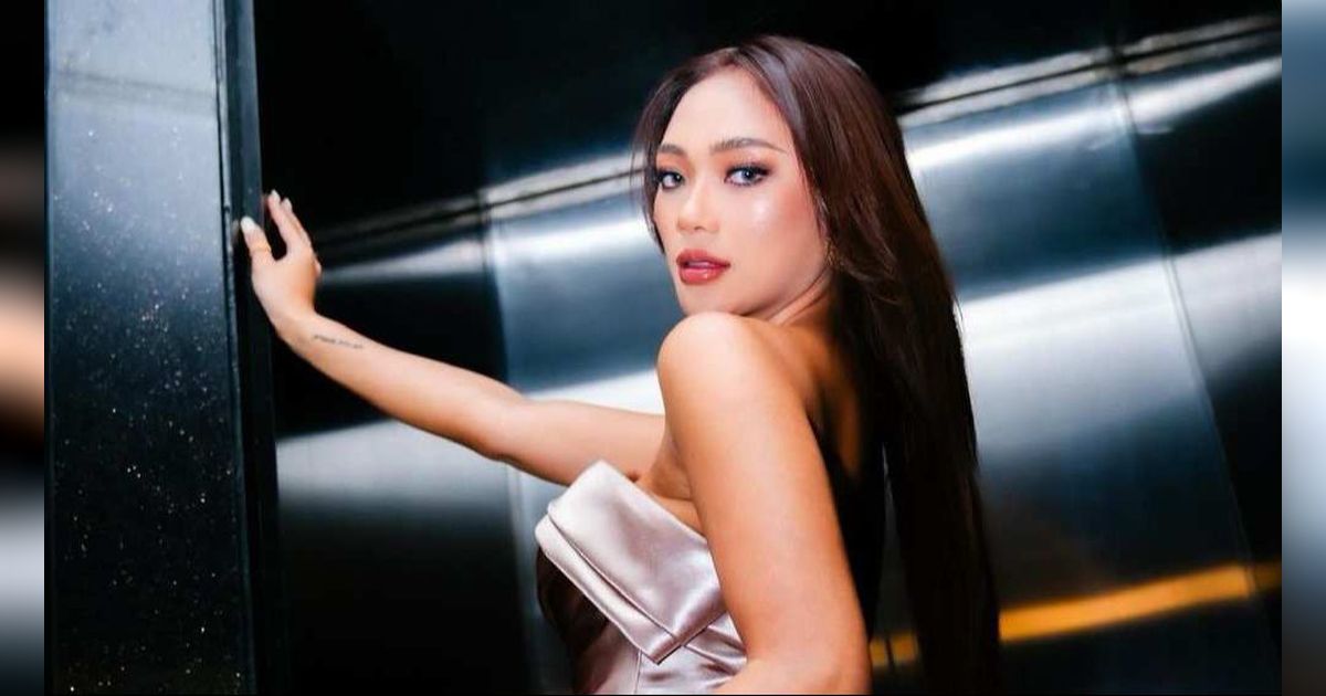 10 Potret Marion Jola Pamer Pusar Sambil Tunjukan Tubuh Singset
