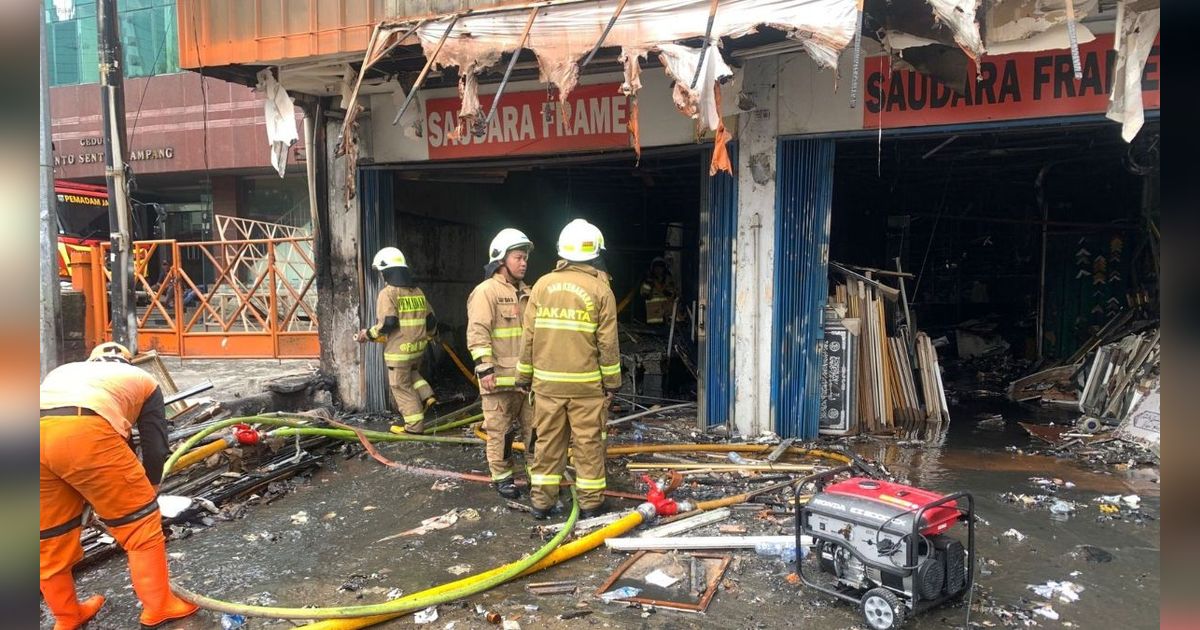 Paniknya Warga Sekitar TKP Kebakaran Mampang Prapatan Dengar Ledakan Sampai Buru-Buru Tutup Toko