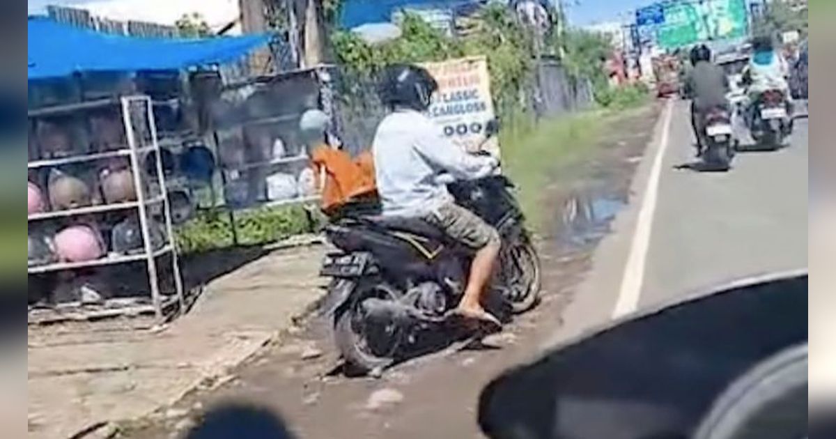 Ketahuan Polisi Lawan Arah, Pemotor Ini Pura-pura Beli Helm Padahal Sudah Pakai Helm ‘yang Begitu Saya Sudah Hafal’