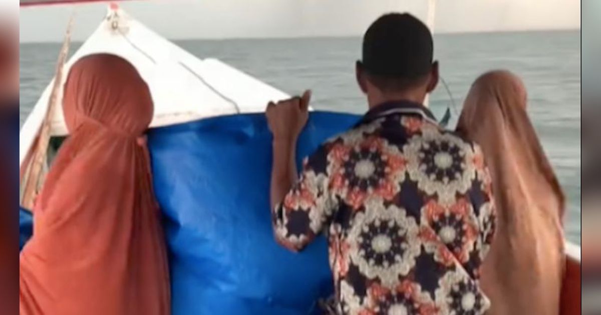 Pecah Ombak dan Terjang Badai, Begini Perjuangan Nakes yang Antar Pasien ke RS dengan Naik Perahu