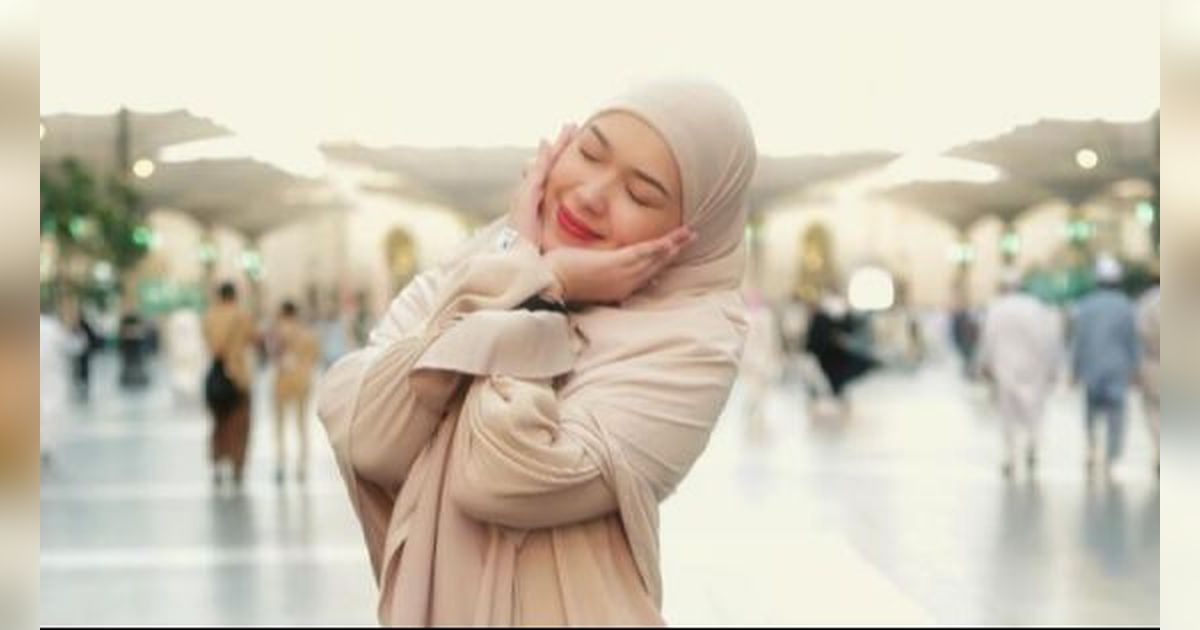8 Potret Cantik Rebecca Klopper saat Umroh, Cincin Dzikir Tak Pernah Dilepas