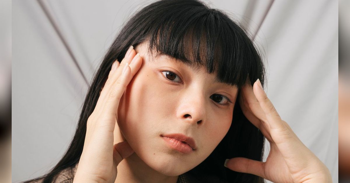 Trik Mengatasi Poni Kurang Rapi Memakai Alat dan Produk Perawatan Rambut