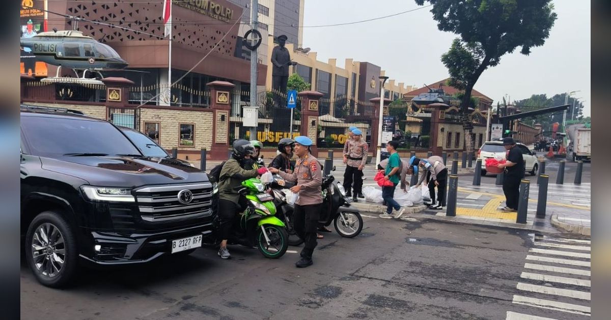 Momen Polri dan Awak Media Bagikan Takjil ke Kaum Duafa dan Tukang Parkir