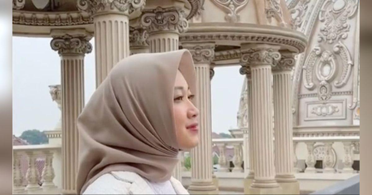 Bagi-Bagi Takjil 1.500 Bungkus, Ini Sosok Sultan Sidoarjo yang Miliki Rumah Bak Istana