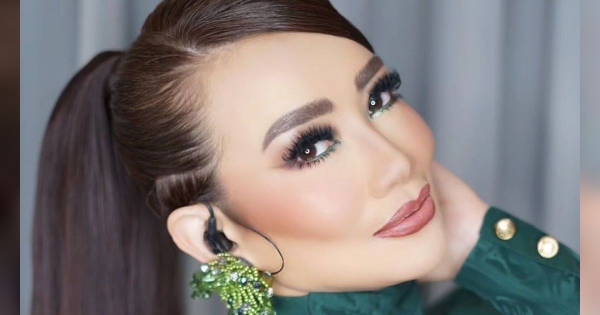 Pesona Reza Artamevia dengan 3 Warna Eyeshadow