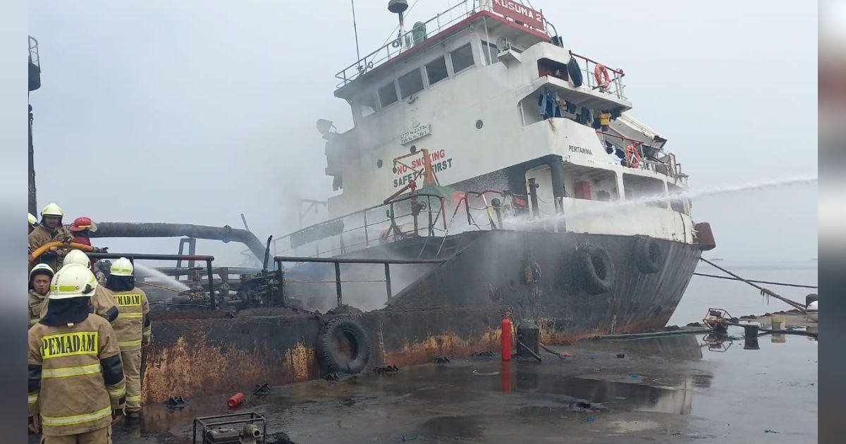 Kapal Pengangkut BBM Terbakar di Pelabuhan KBN
