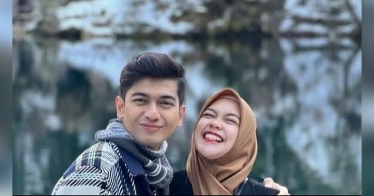 Masih Mesra, 8 Potret Ria Ricis Kembali Cium Tangan Teuku Ryan di Ruang Sidang