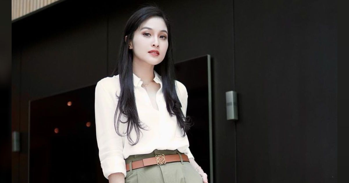 Potret Penuh Gaya Sandra Dewi Promosikan Brand Perhiasan Miliknya