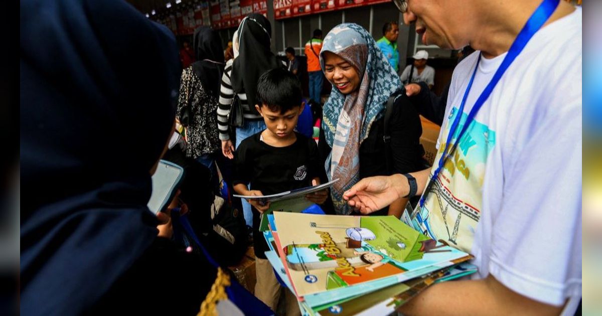 FOTO: Kemendikbudristek Ajak Anak-Anak Membaca Buku untuk Mengurangi Bosan Saat Menunggu Bus di Terminal