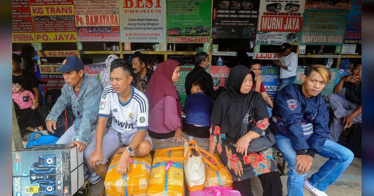 FOTO: H-8 Lebaran, Warga Ramai-Ramai Mudik Lebih Awal untuk Hindari Kemacetan dan Tiket Mahal