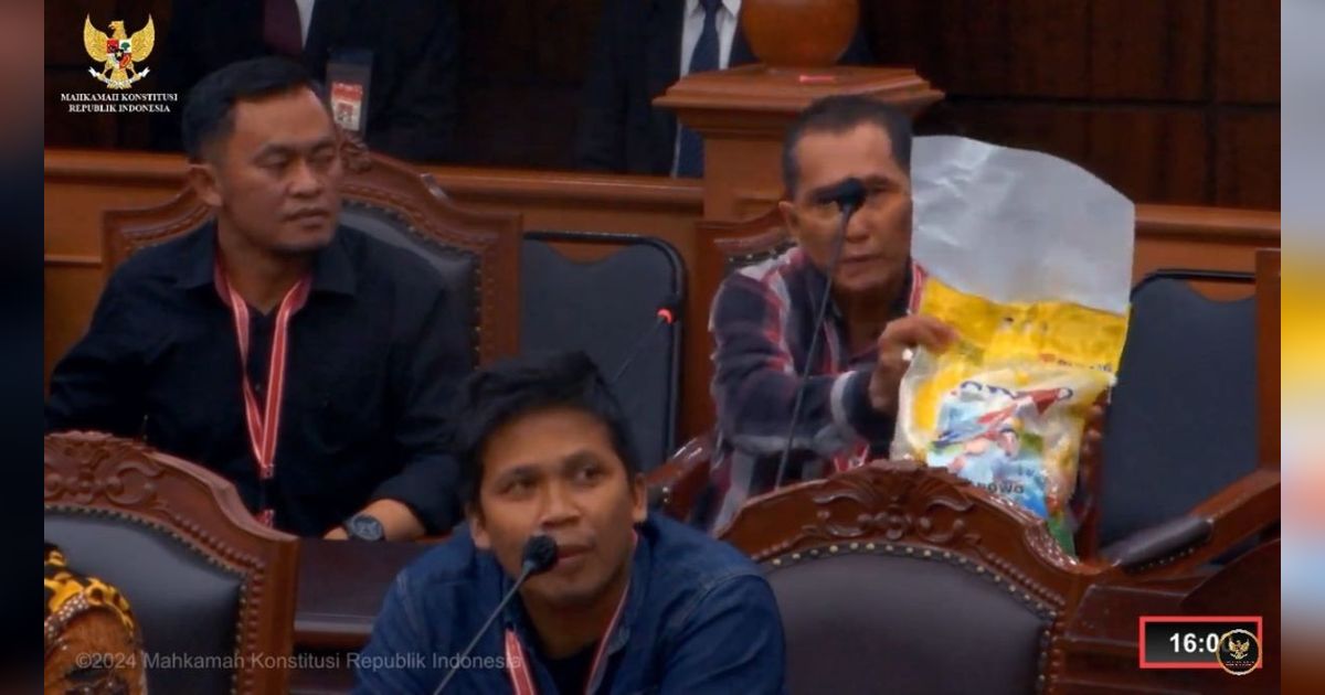 Saksi Ganjar-Mahfud Bawa Beras Bulog Berlogo Prabowo-Gibran ke Sidang MK, Ini Penampakannya