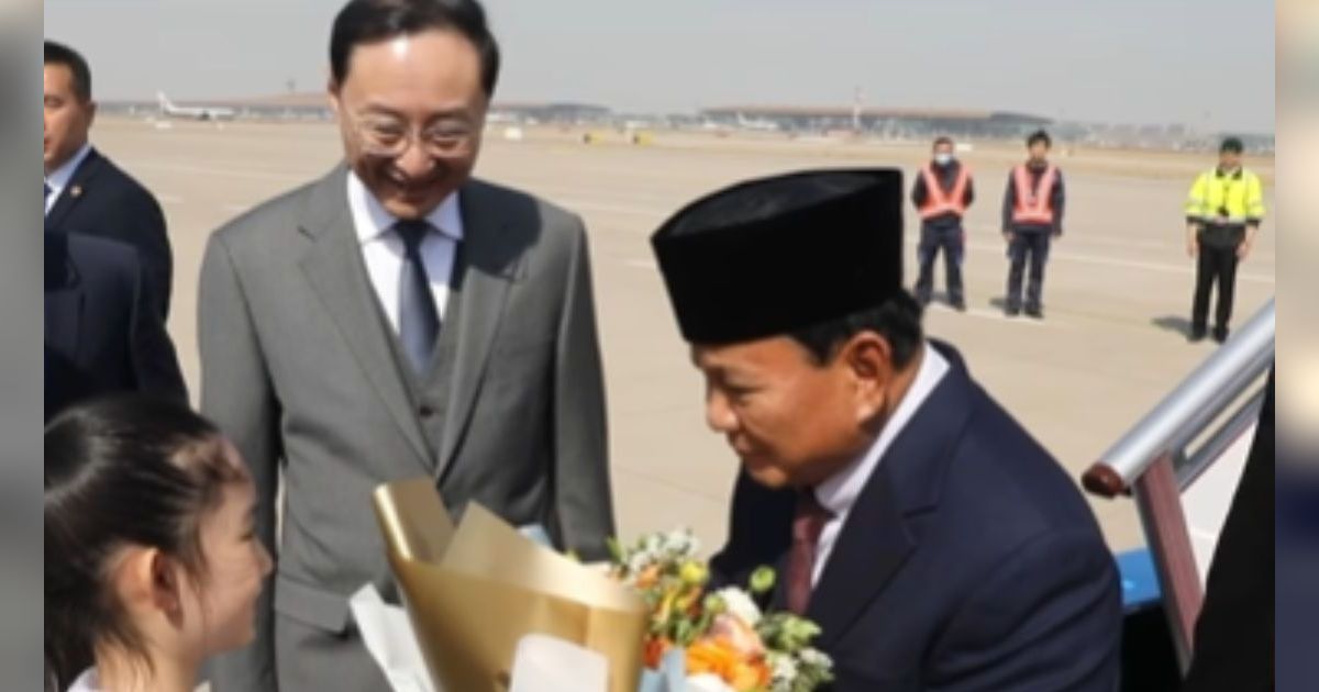 Momen Manis Prabowo Subianto Balas Sambutan Gadis Cilik Saat Mendarat di China, Reaksinya Curi Perhatian