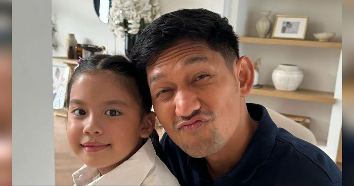 Aksi Lucu Putri Sambung Ibnu Jamil yang Semangatinya Latihan Lari Saat Hujan