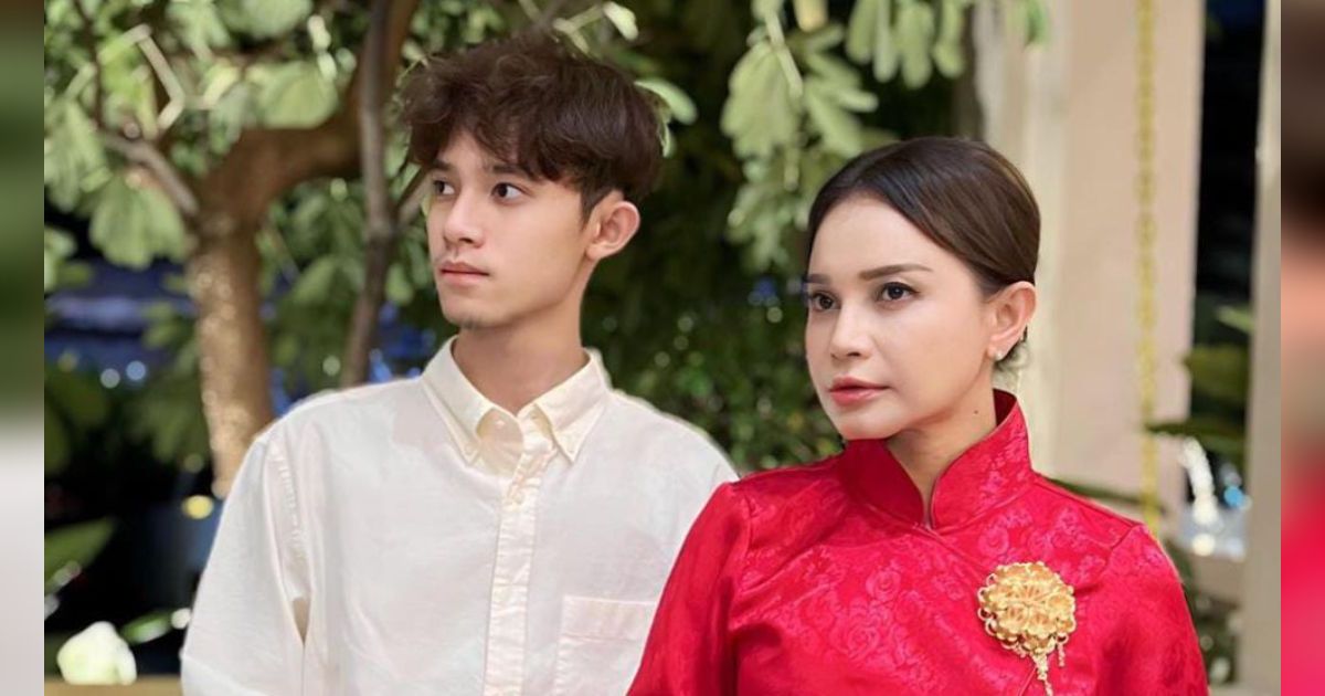 7 Potret Rossa Bareng Putra Tunggalnya yang Tampan, bak Kakak Beradik