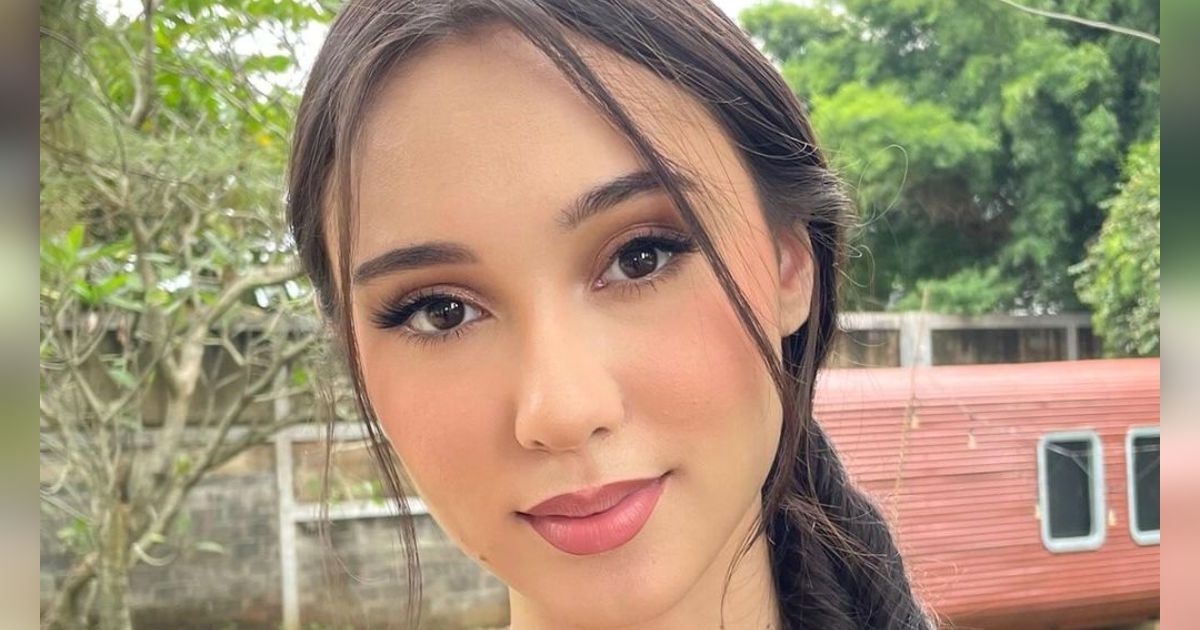 Riasan Semi Bold Yasmin Napper, Ide Look Tampil Glamor nan Elegan