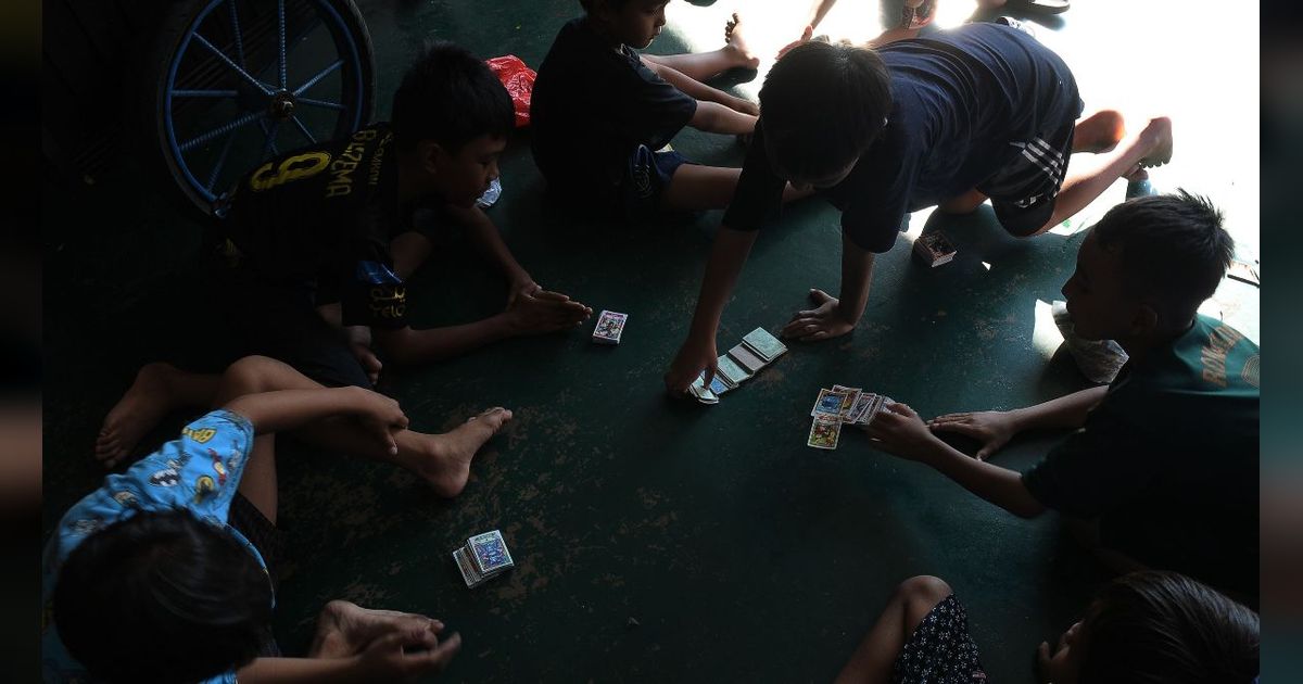 FOTO: Potret Keseruan Anak-Anak Main Kartu Gambar Bikin Generasi 90-an Nostalgia