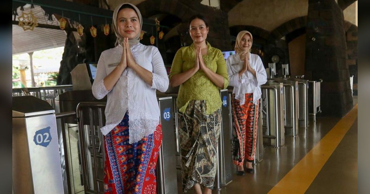 FOTO: Menyambut Hari Kartini, Karyawati Taman Impian Jaya Ancol Tampil Anggun dengan Kebaya Menyambut Pengunjung