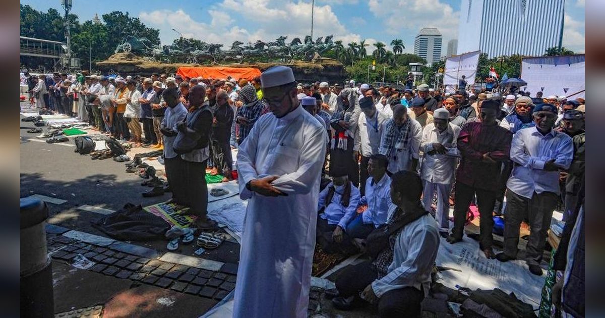 FOTO: Demo di Patung Kuda, Massa Kubu 01 dan 03 Panas-Panasan Bersujud di Tengah Sidang Sengketa Pilpres 2024